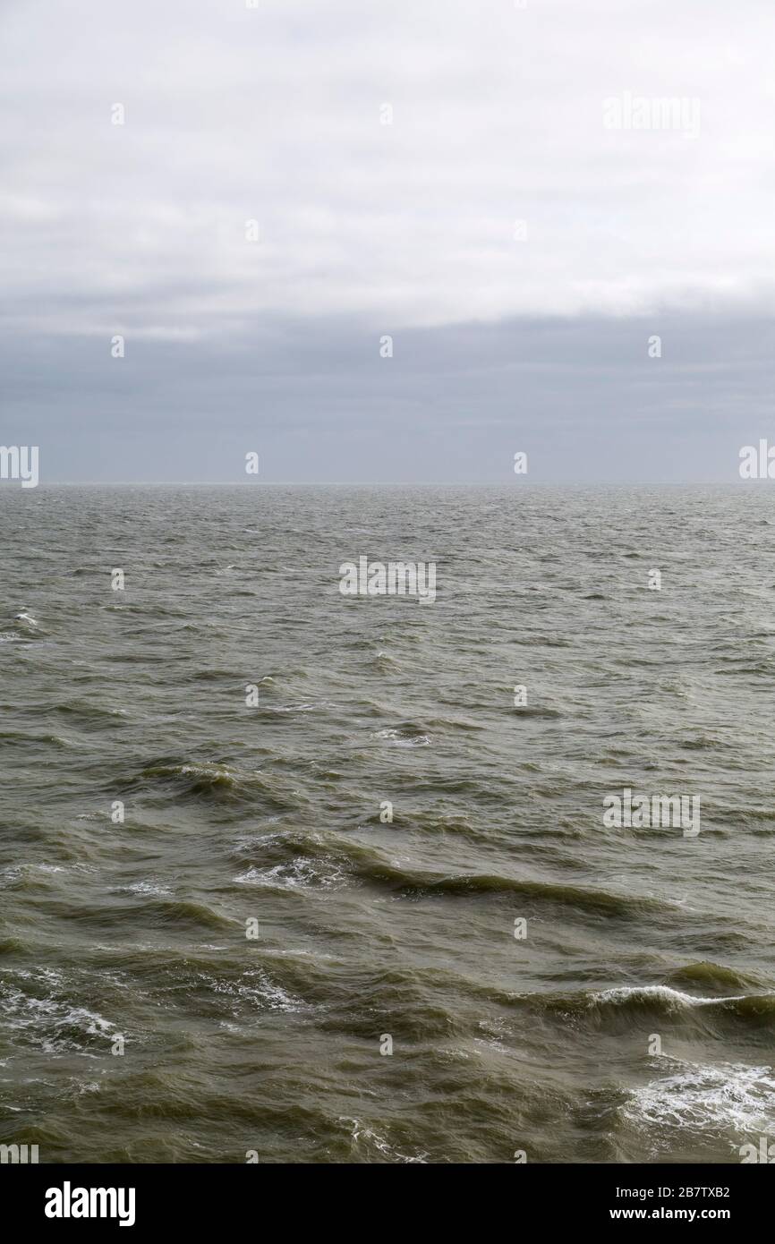 El Mar del Norte en aguas internacionales. Las olas son redondeadas por los tapones blancos. Foto de stock