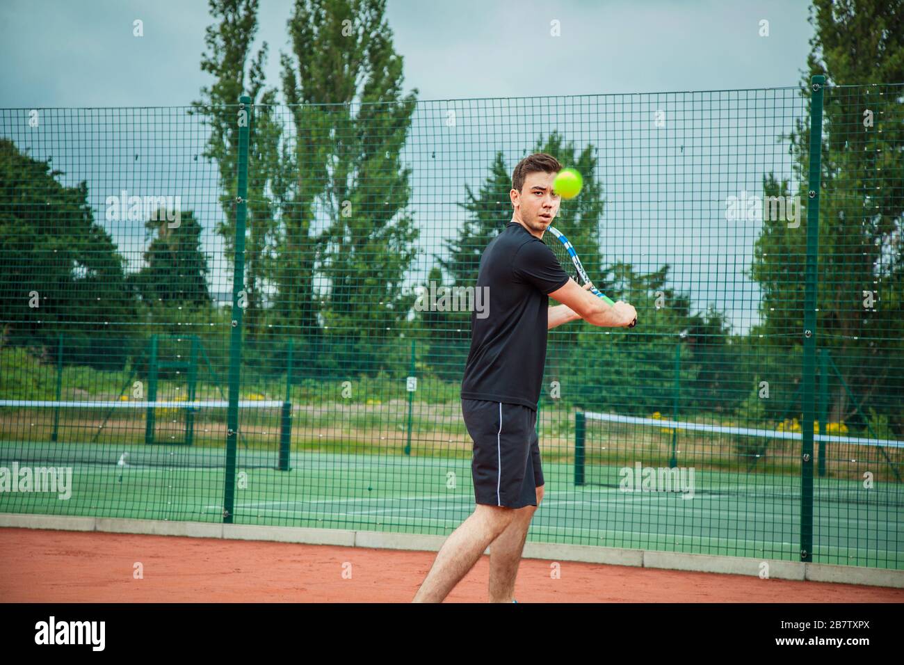 Hombre jugando al tenis Foto de stock