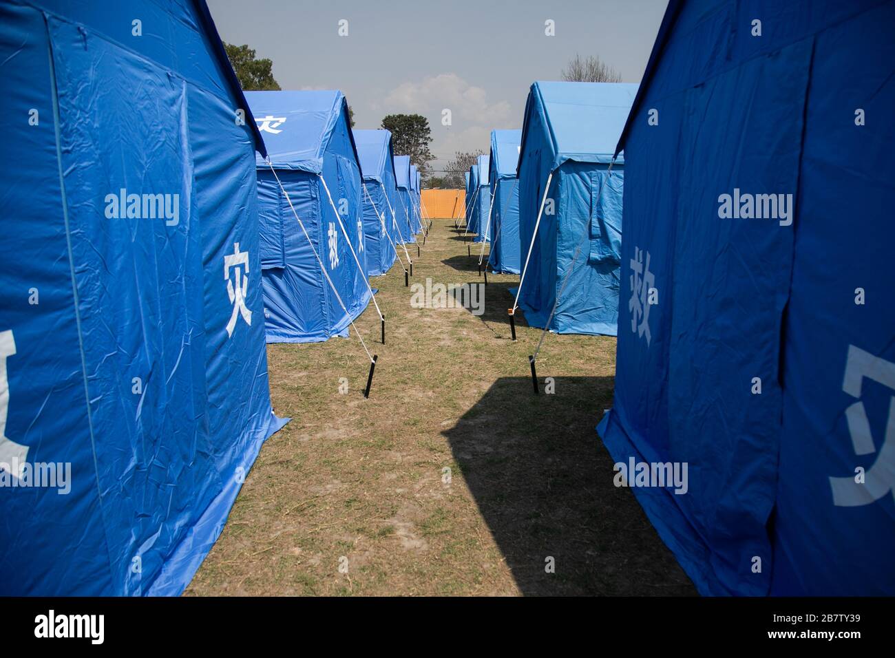Una visión de una zona modelo de cuarentena en el cuartel general del ejército nepalés, en medio de preocupaciones sobre el brote del virus de la corona (COVID-19) en Katmandú.el ejército nepalés demuestra el proceso de control y procedimiento de cuarentena contra la infección del virus de la corona. Foto de stock