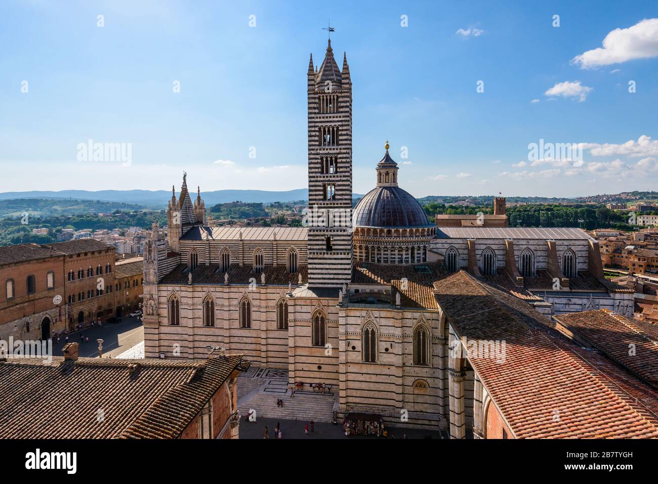 Catedral de Siena de Santa Maria Assuntá (Duomo di Siena) con su campanario (campanile) visto desde la terraza de observación Facciatone, Siena, Toscana. Foto de stock