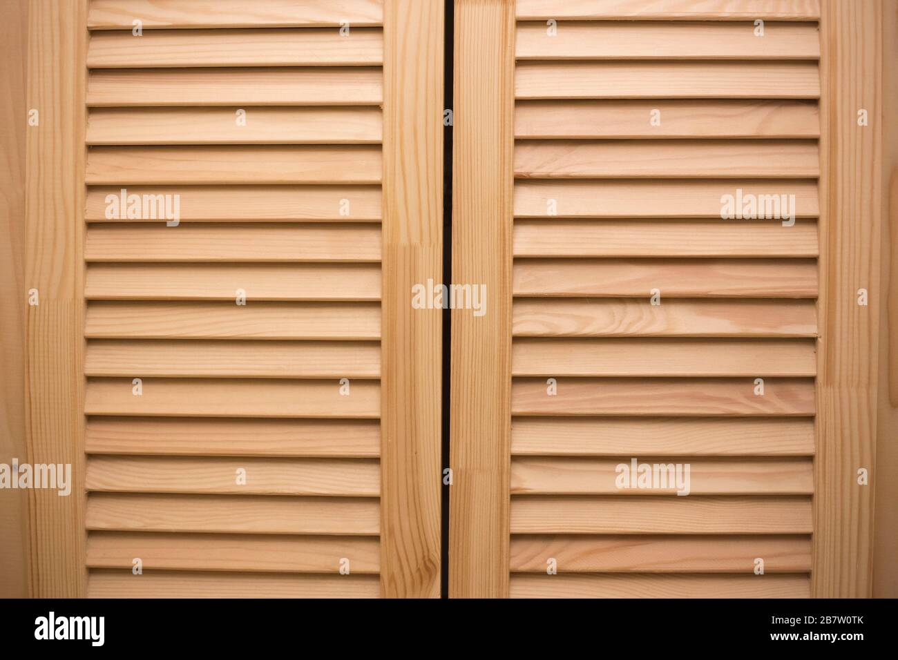 Superficie de las persianas de madera. Puertas de de rayas. Diseño de vintage Fotografía de -
