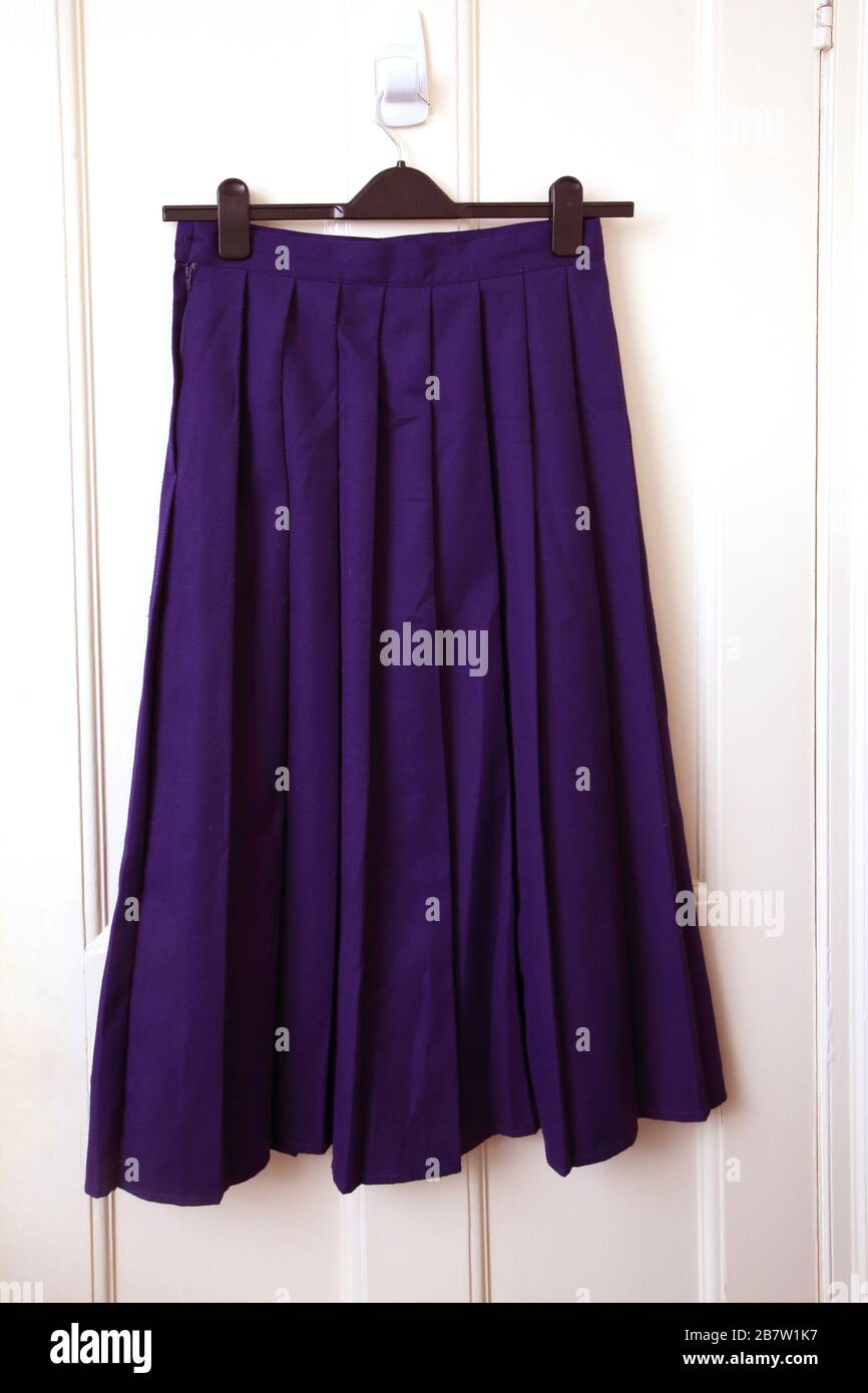 Adaptado textura profesional Falda plisada de media pierna púrpura Fotografía de stock - Alamy