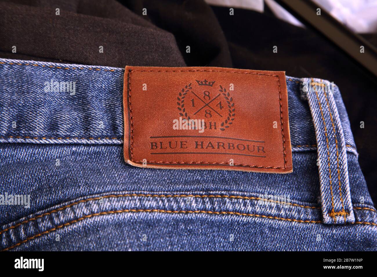Blue Harbour - Jeans de pata recta para hombre Fotografía de stock - Alamy