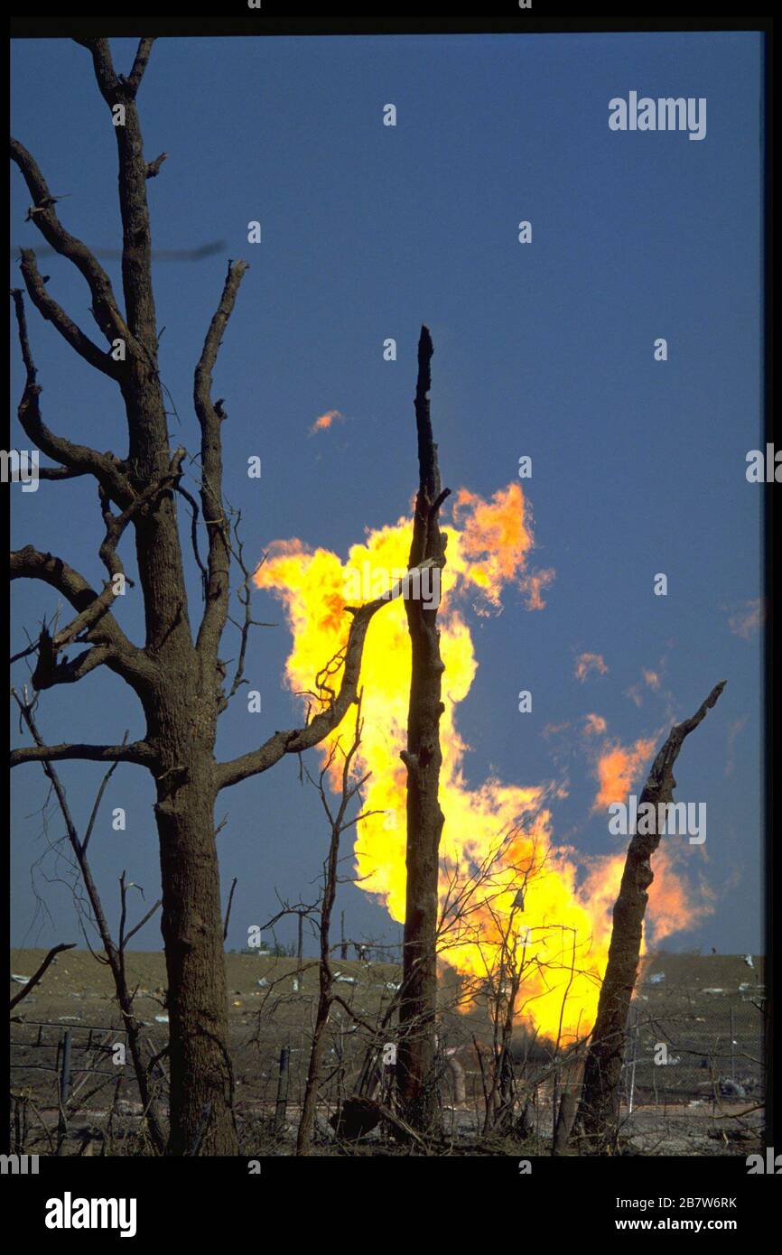 Brenham Texas USA, abril de 71992: La llama se eleva debido a las fugas del gasoducto de gas natural horas después de que el oleoducto explotara, nivelando una zona rural fuera de Brenham, matando a una persona y a varios bovinos, e hiriendo a una gran cantidad de personas. Foto de stock