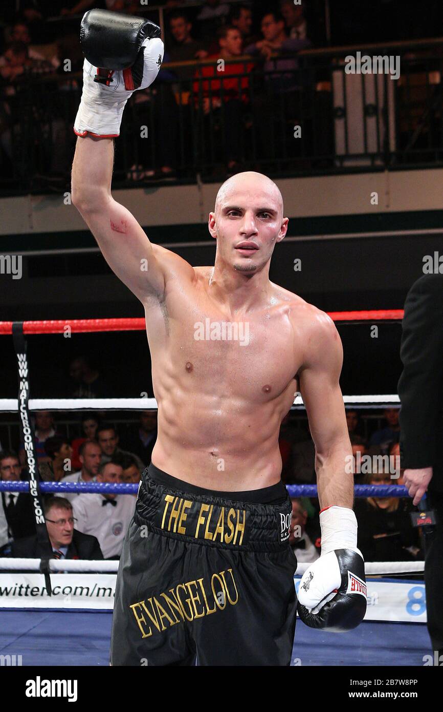 Chris Evangelou (pantalón corto negro/dorado) derrota a Joel Ryan en un  concurso de boxeo de peso ligero-welter en York Hall, Bethnal Green,  promovido por Matchroom Sports Fotografía de stock - Alamy