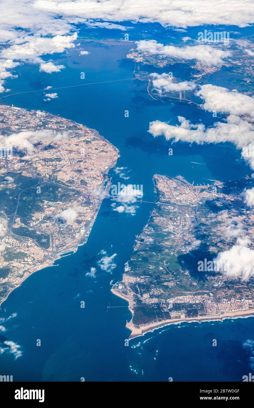 Vista aérea de la desembocadura del río Tajo en Portugal con Lisboa a la izquierda y Almada a la derecha Foto de stock