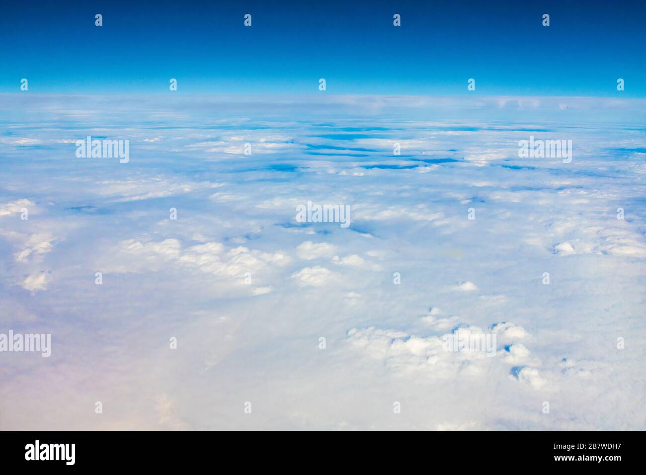Un paisaje nublado desde una ventana de aviones en algún lugar de la costa de Portugal Foto de stock