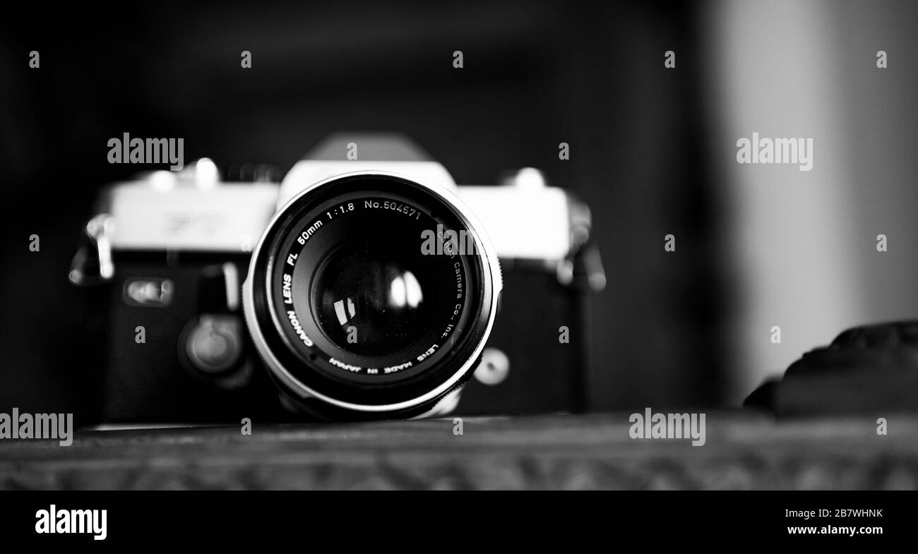 cámara clásica de 35 mm de metal vintage aislada del fondo Foto de stock