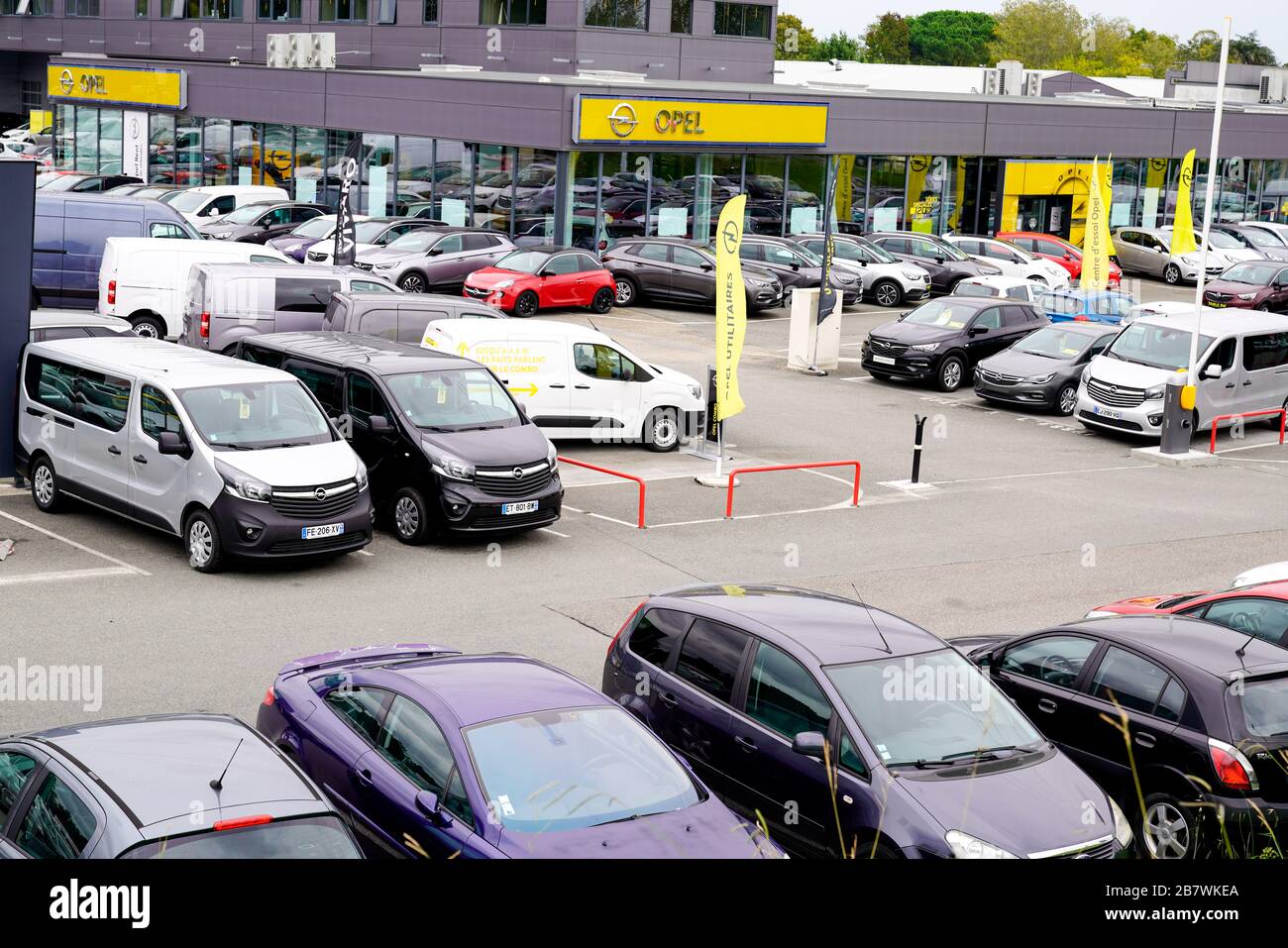 Burdeos , Aquitania / Francia - 10 14 2019 : concesionario de coches Opel del fabricante de automóviles alemán parte de peugeto French Groupe PSA Foto de stock