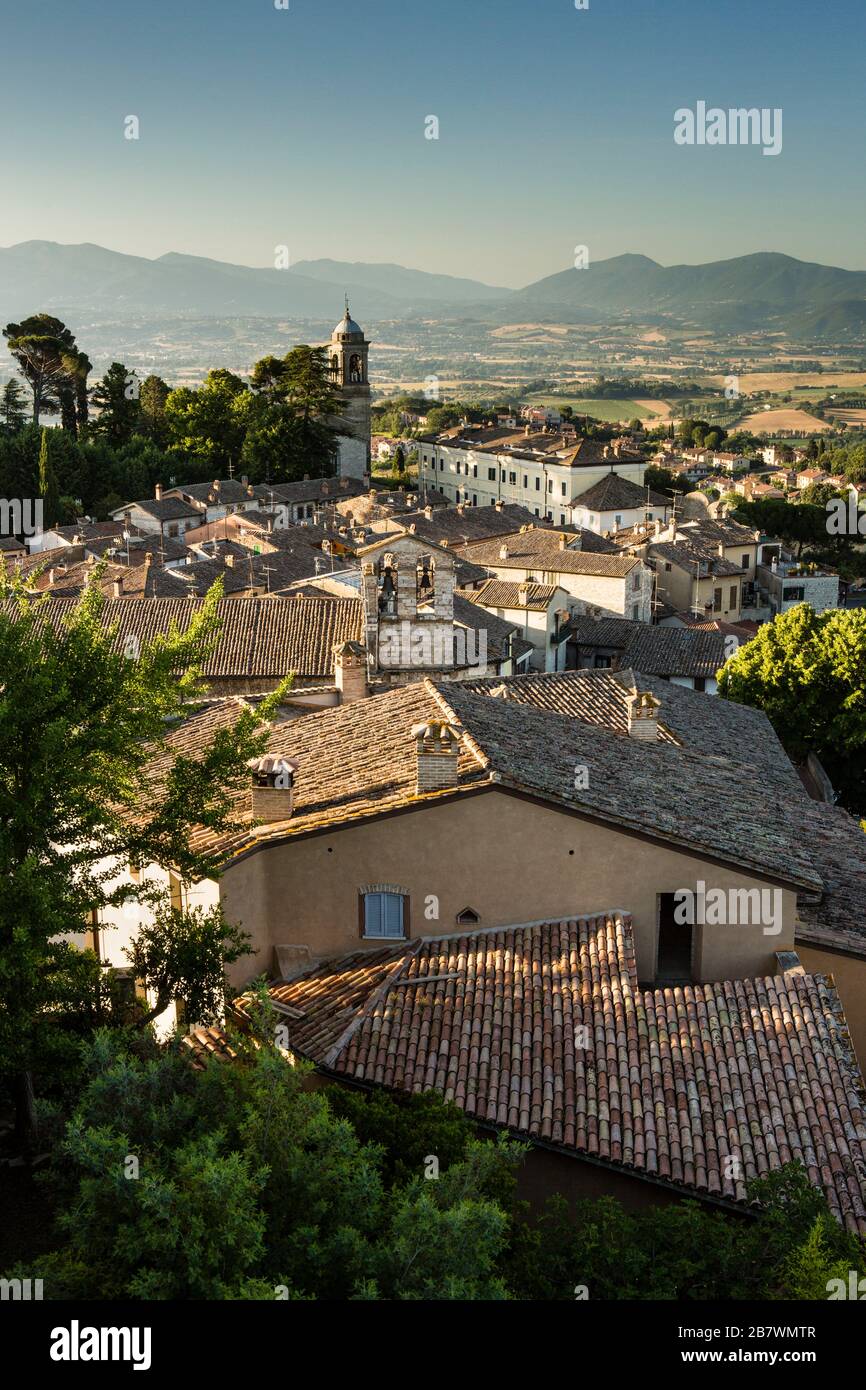 Vista de San Gemini, Umbría, Italia Foto de stock