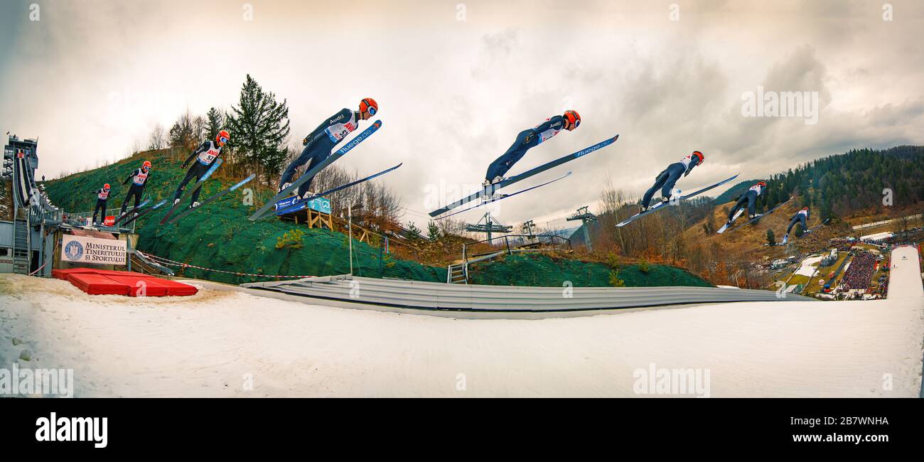 Rasnov, Rumania - 20 de febrero de 2020: Desconocido puente de esquí se competas para ganar el Man World Cup Ski Jumping evento en Rasnov, Rumania en movimiento blur, B Foto de stock