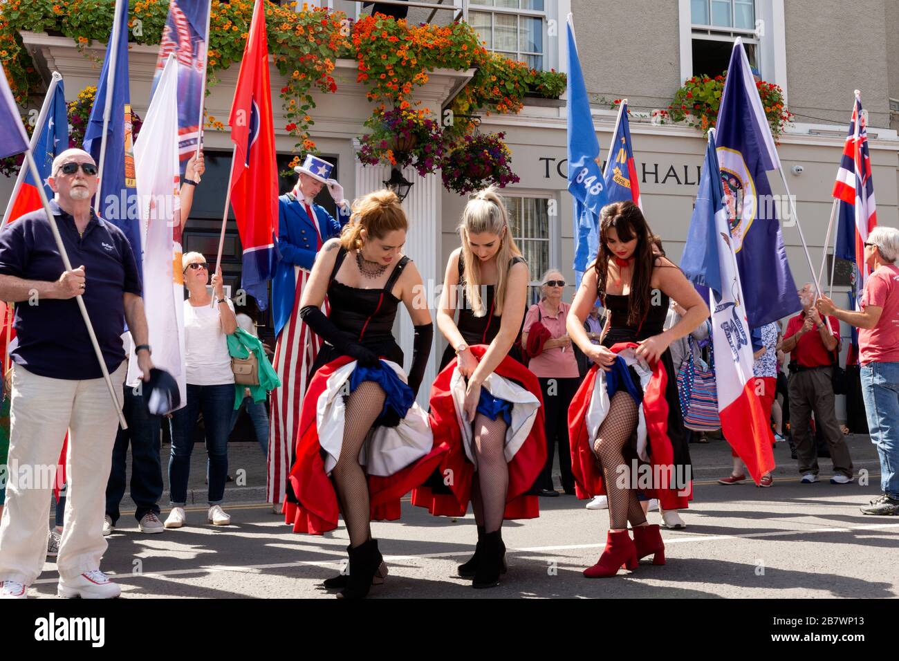 Bailarines burlesque y artistas callejeros en el Ayuntamiento de Killarney, Irlanda para el desfile y celebraciones del 4th de julio del Día de la Independencia Foto de stock