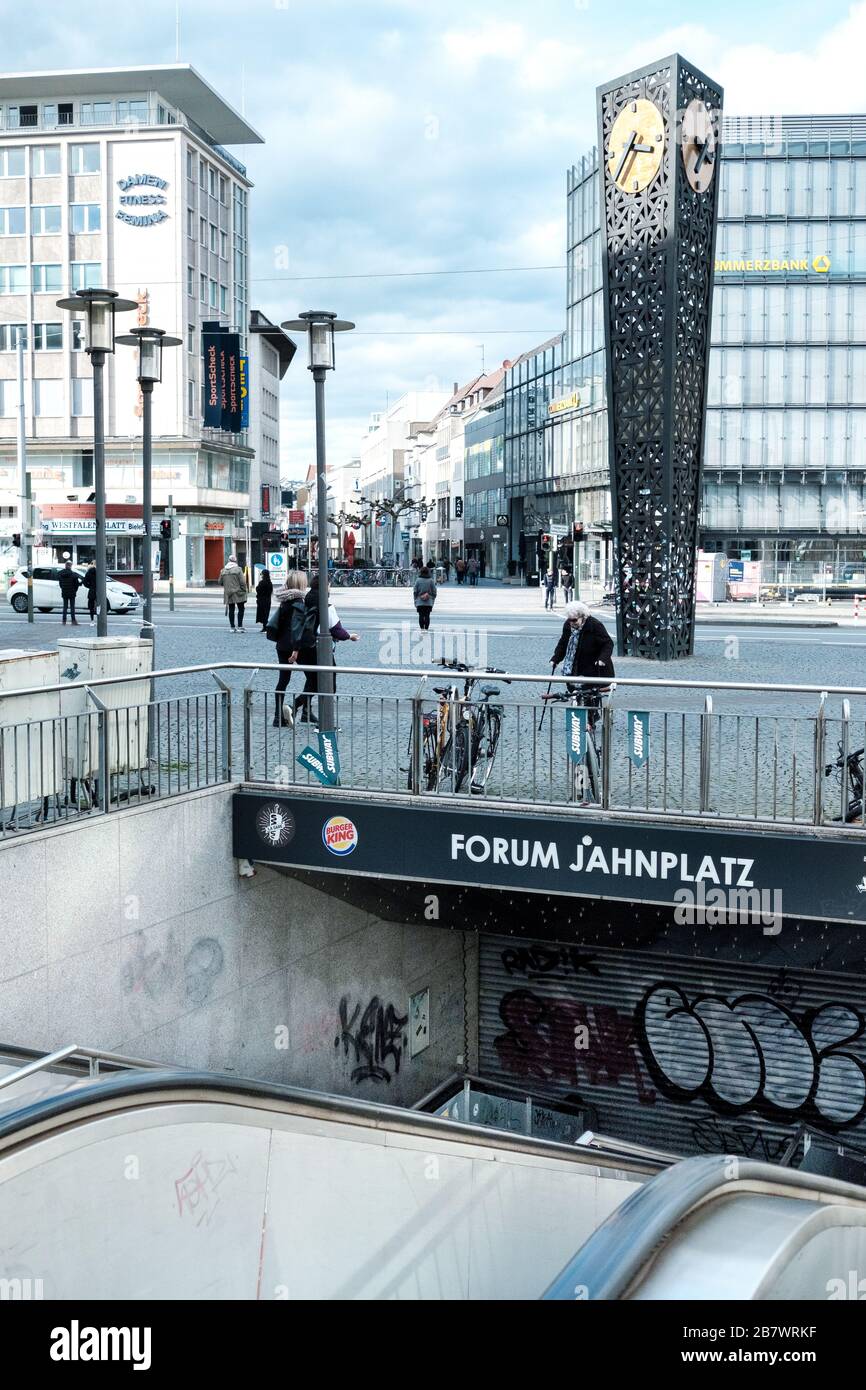 Foto que muestra la Jahnplatz en Bielefeld con la entrada a la estación de metro Foto de stock