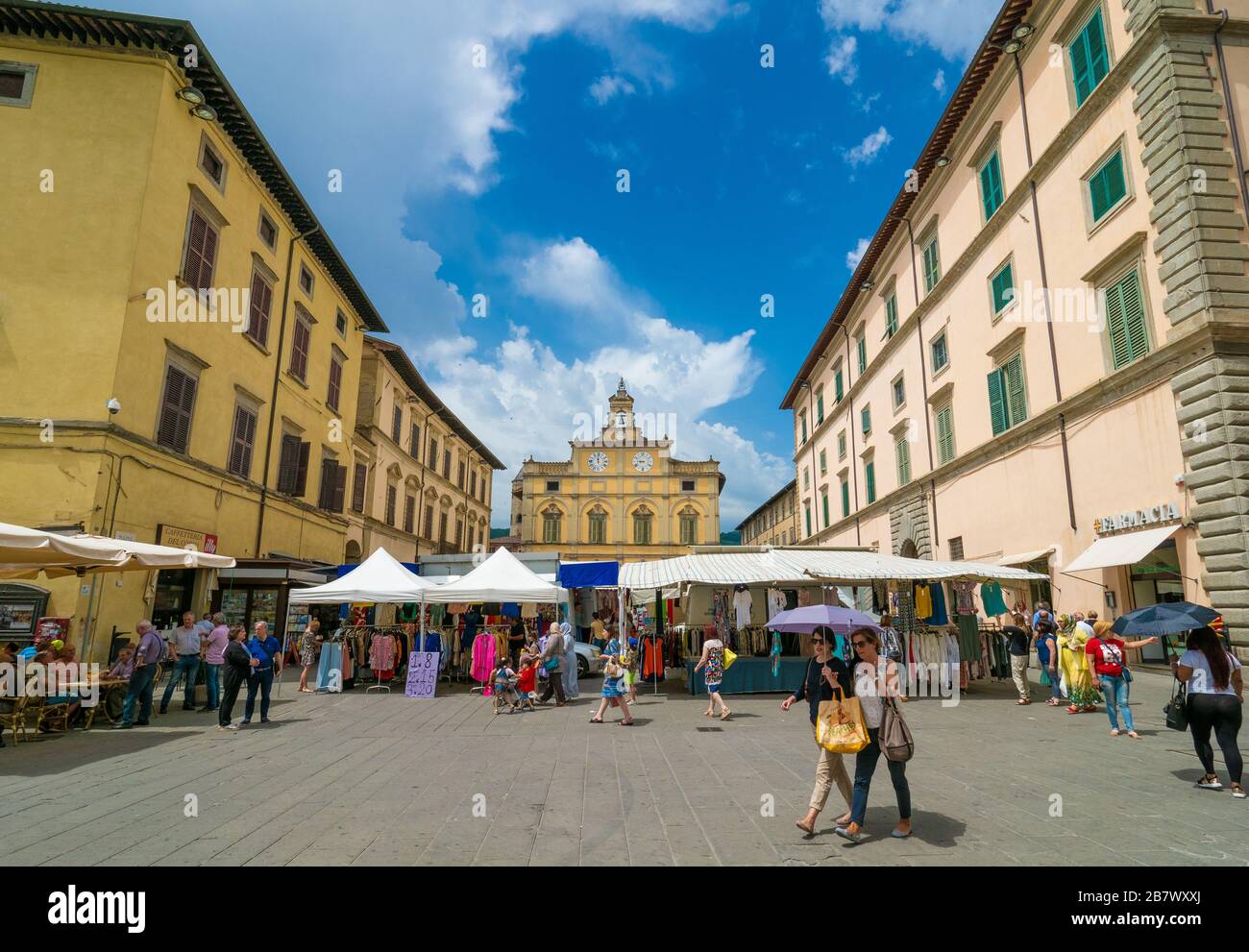 Città di Castello (Italia) - una encantadora ciudad medieval con edificios de piedra, provincia de Perugia, región de Umbría. Aquí una vista del centro histórico. Foto de stock