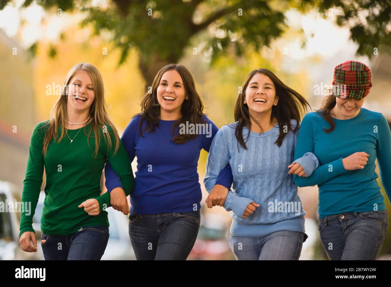 Las niñas enlazar los brazos y caminar Fotografía de stock Alamy
