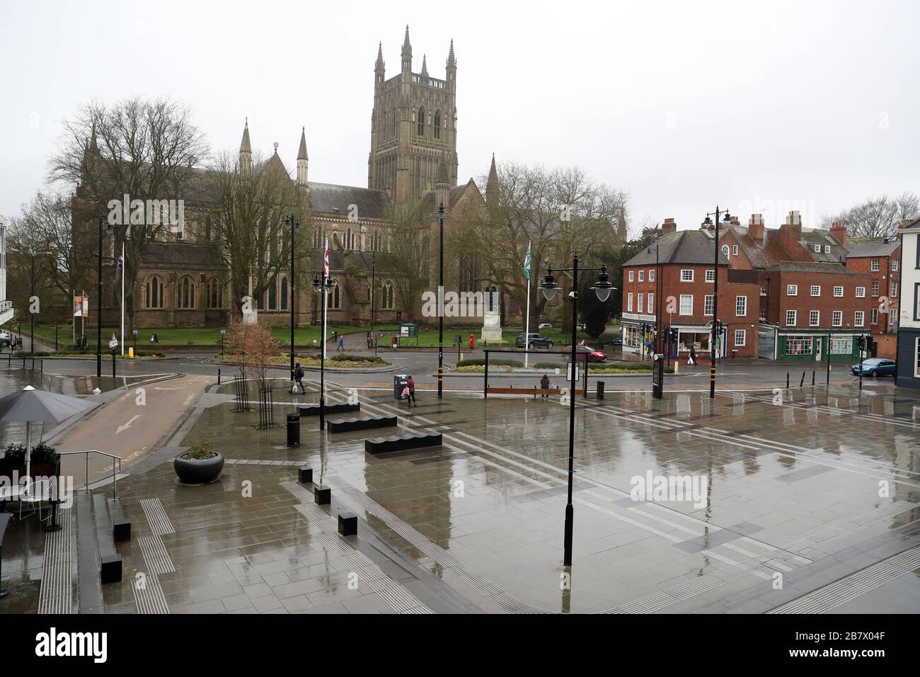 Una Catedral desierta SquareIn Worcester durante la hora de almuerzo normalmente ocupada, ya que el número de muertes por coronavirus en el Reino Unido llegó a 71 personas. Foto de stock