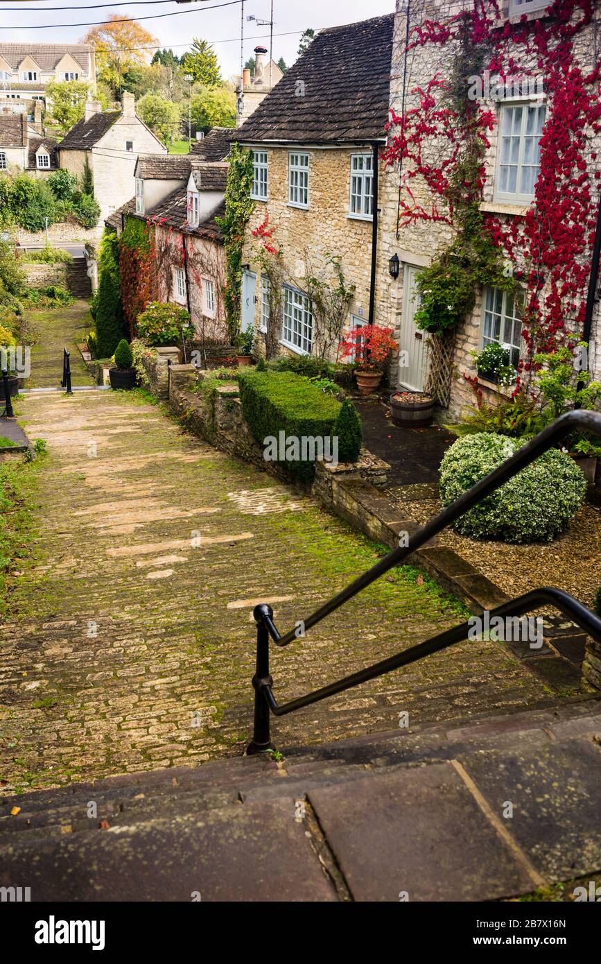 Chipping Steps es una entrada al casco antiguo bordeada de interesantes casas en Tetbury, Inglaterra, la puerta sur a los Cotswolds. Foto de stock