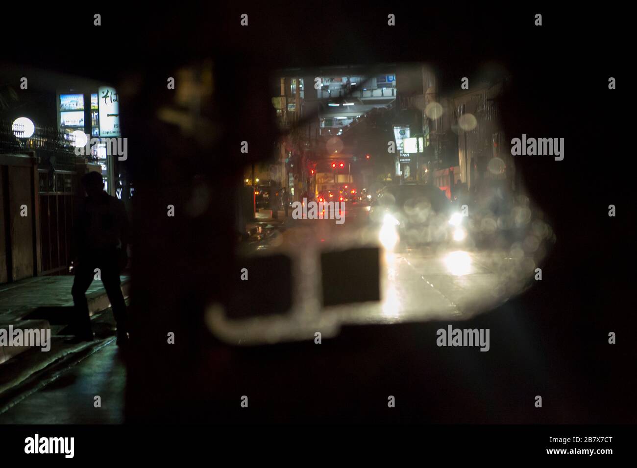 Vista trasera del conductor en el centro de Bangkok por la noche Foto de stock