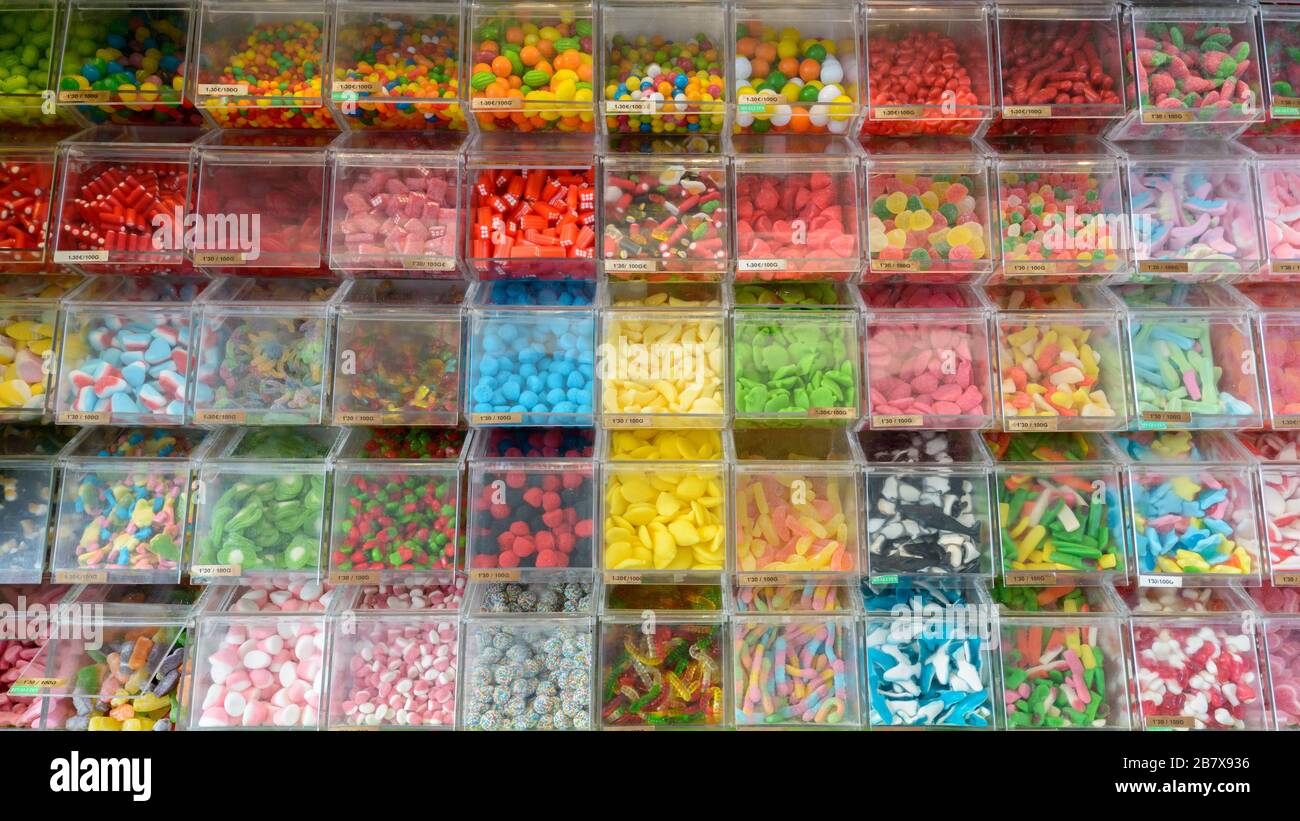 Variedad de caramelos de colores que se muestran en Sweet Store Foto de stock