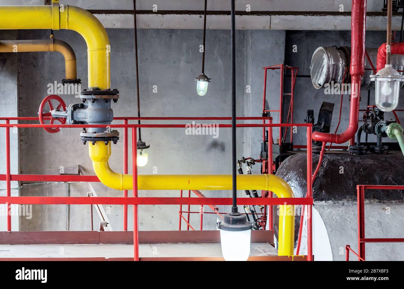 Equipos de la sala de caldera de gas. Gasoducto con válvula de bola para el suministro de gas. Foto de stock