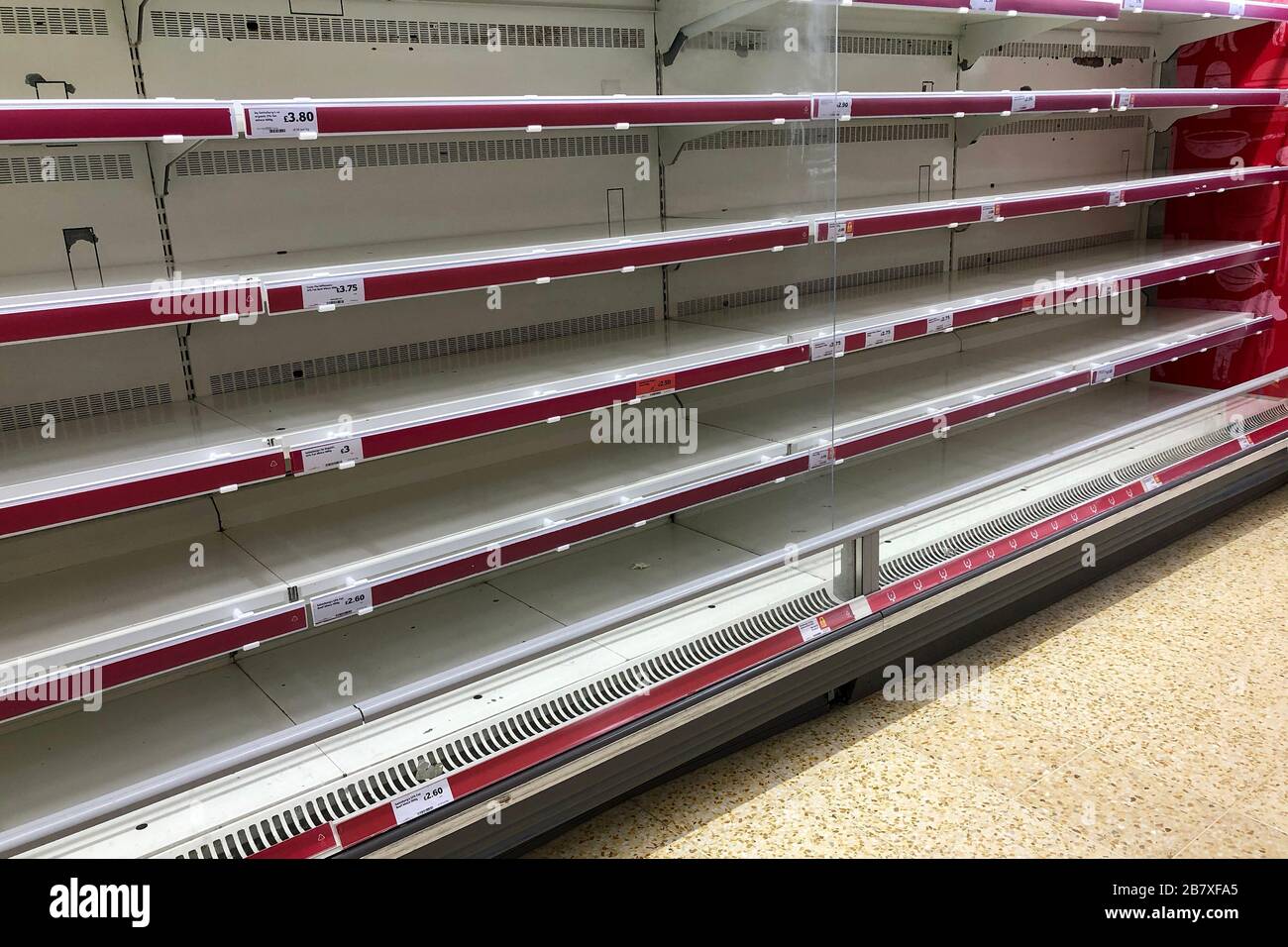 Estanterías vacías en una tienda Sainsburys el 18 de marzo de 2020 en Upton, Wirral, Reino Unido. Las espadas de 'compra de pánico' han despejado los estantes de los supermercados Foto de stock