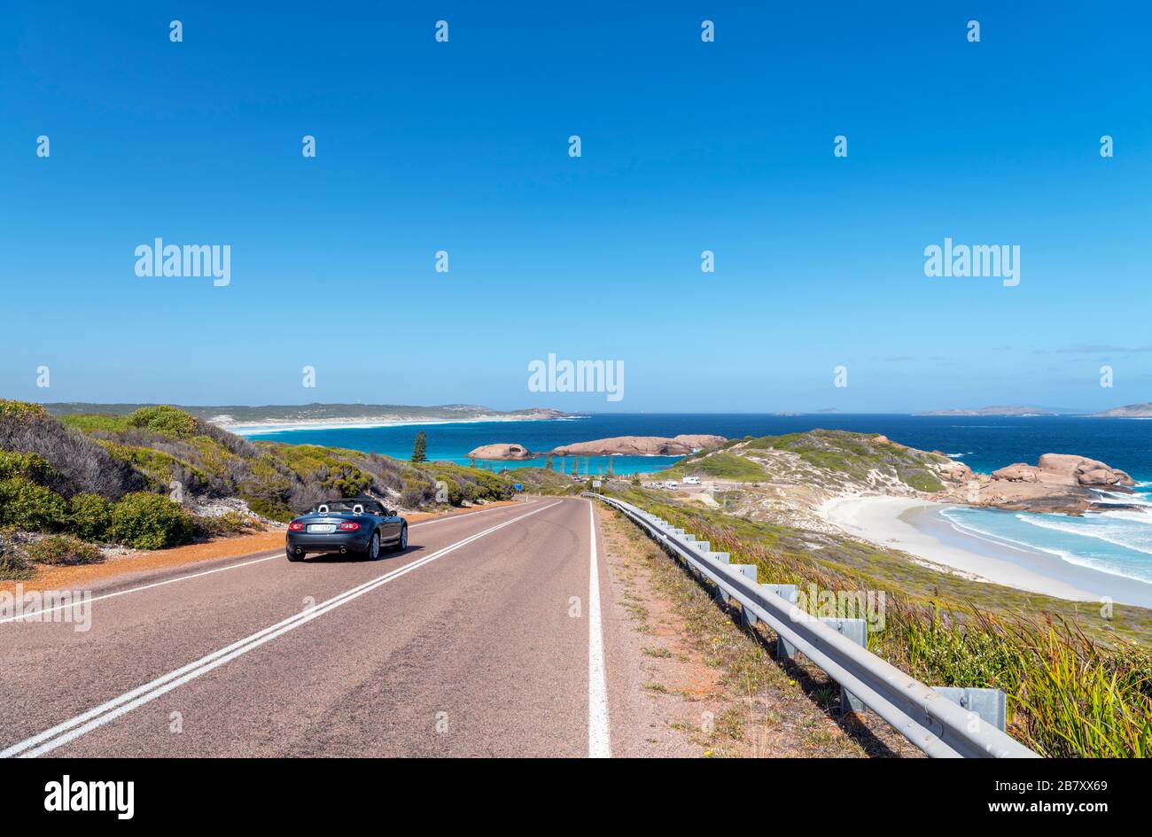 Coche en Great Ocean Drive cerca de Twilight Beach, Esperance, Australia Occidental, Australia Foto de stock