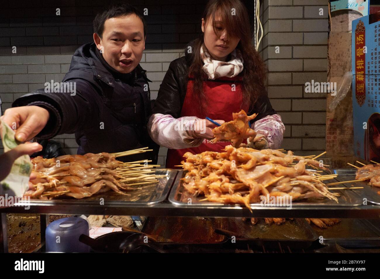 Wuhan, China en la provincia de Hubei, disparó en 2013, mostrando a los estilostas preparando y sirviendo alimentos cocinados. Foto de stock