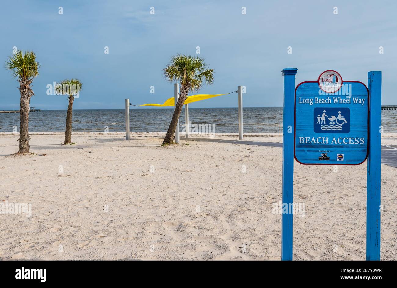 Cartel de playa con acceso para silla de ruedas, Long Beach Mississippi, Estados Unidos. Foto de stock