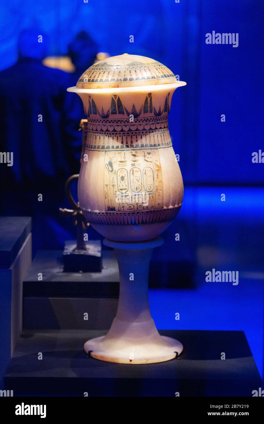 El florero de la tumba de Tutankhamon; el jarrón de Calcita en un stand pintado con jeroglíficos egipcios; tesoros de tutankhamen de la historia egipcia antigua Foto de stock