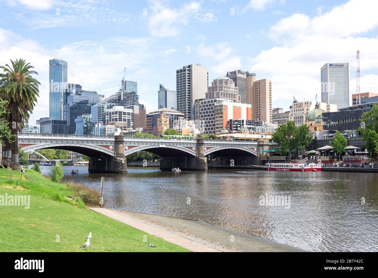 Vista de la ciudad al otro lado del río Yarra desde Alexandra Gardens, Melbourne, Victoria, Australia Foto de stock