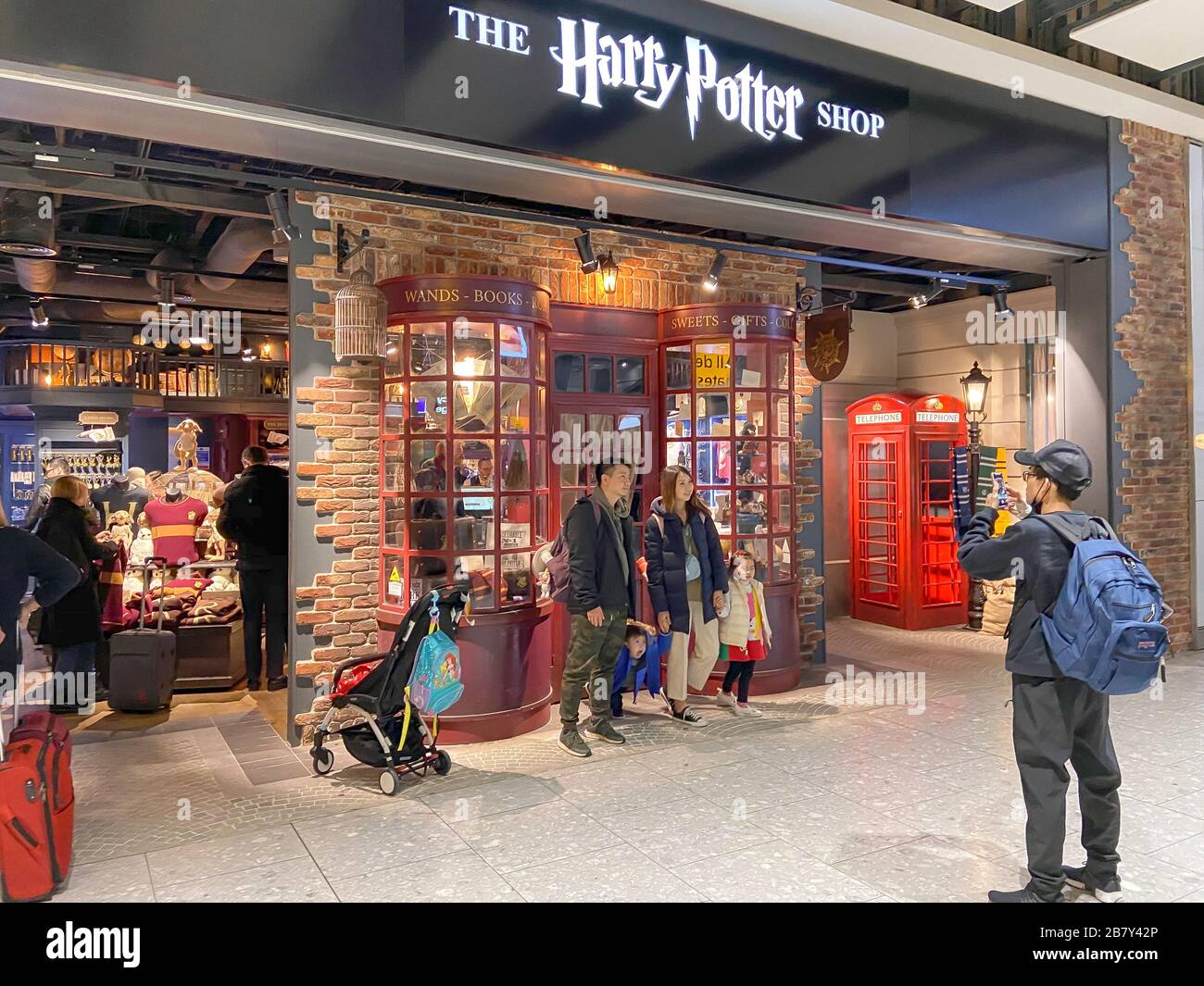 The Harry Potter Shop en la sala de salidas, Terminal 5, Aeropuerto  Heathrow de Londres, Distrito londinense de Hillingdon, Gran Londres,  Inglaterra, Reino Unido Fotografía de stock - Alamy