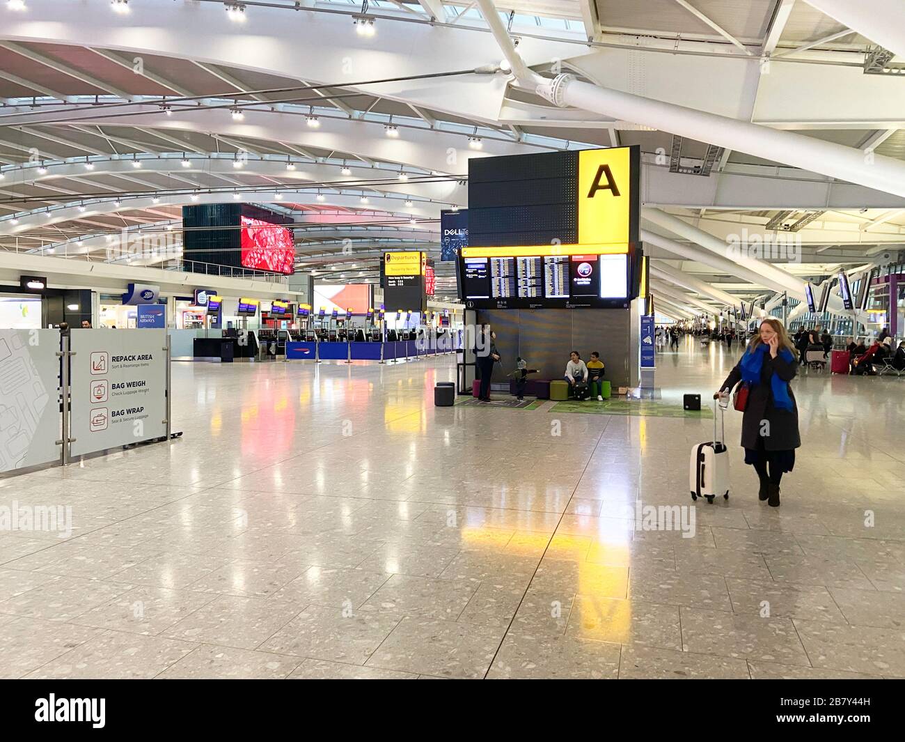 Terminal 5 nivel de salidas, aeropuerto de Heathrow, distrito londinense de Hounslow, Gran Londres, Inglaterra, Reino Unido Foto de stock