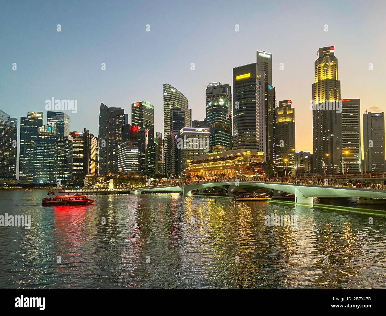El CBD de la ciudad se eleva por la bahía de Marina al atardecer, en el área central, en la isla de Singapur (Pulau Ujong), Singapur Foto de stock