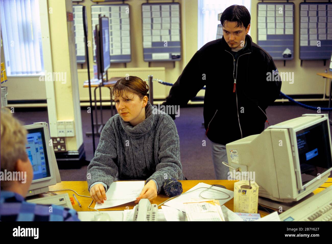 Centro de trabajo mujer joven fuera de trabajo en busca de un trabajo que se entreviste. 1998 1990 Montaña Ash Gales Reino Unido Foto de stock