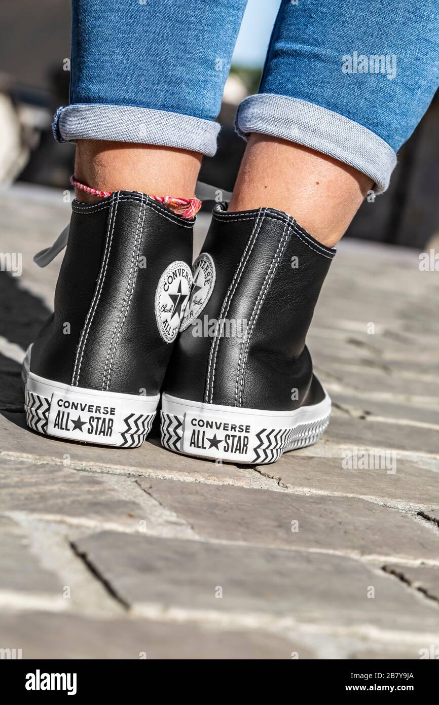 Chartres, Francia - Spetember 2, 2019: la imagen de la parte inferior de  las piernas del adolescente en jeans y zapatillas Converse All Star en una  calle adoquinada Fotografía de stock - Alamy