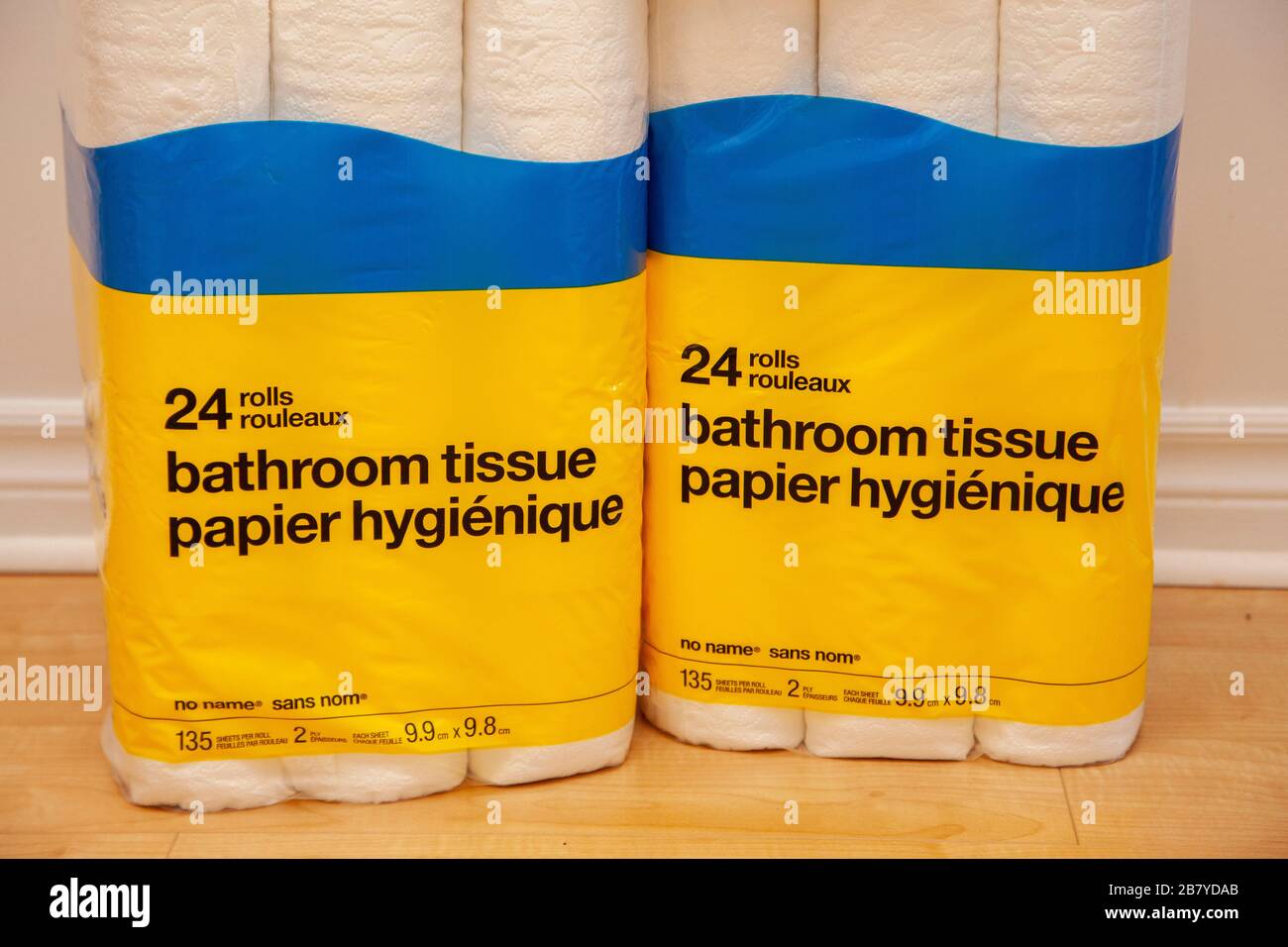 18 de marzo de 2020- Halifax, Nueva Escocia: Dos paquetes de papel  higiénico de Marca sin nombre, que contienen varios rollos de papel  higiénico Fotografía de stock - Alamy