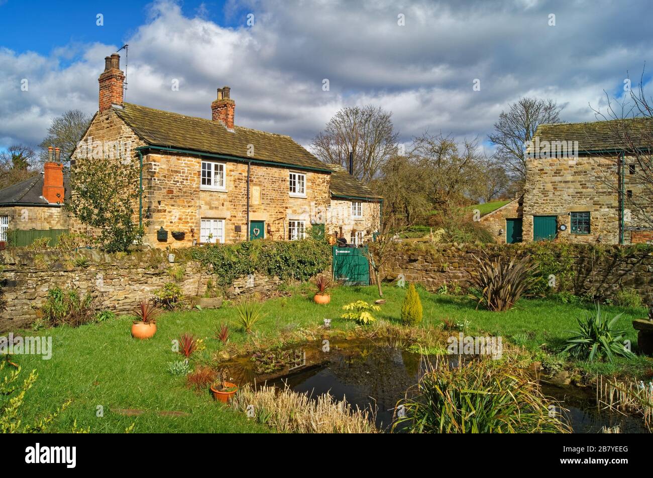 Reino Unido, South Yorkshire, Rotherham, Wentworth, cabañas al lado de la B6090 Foto de stock