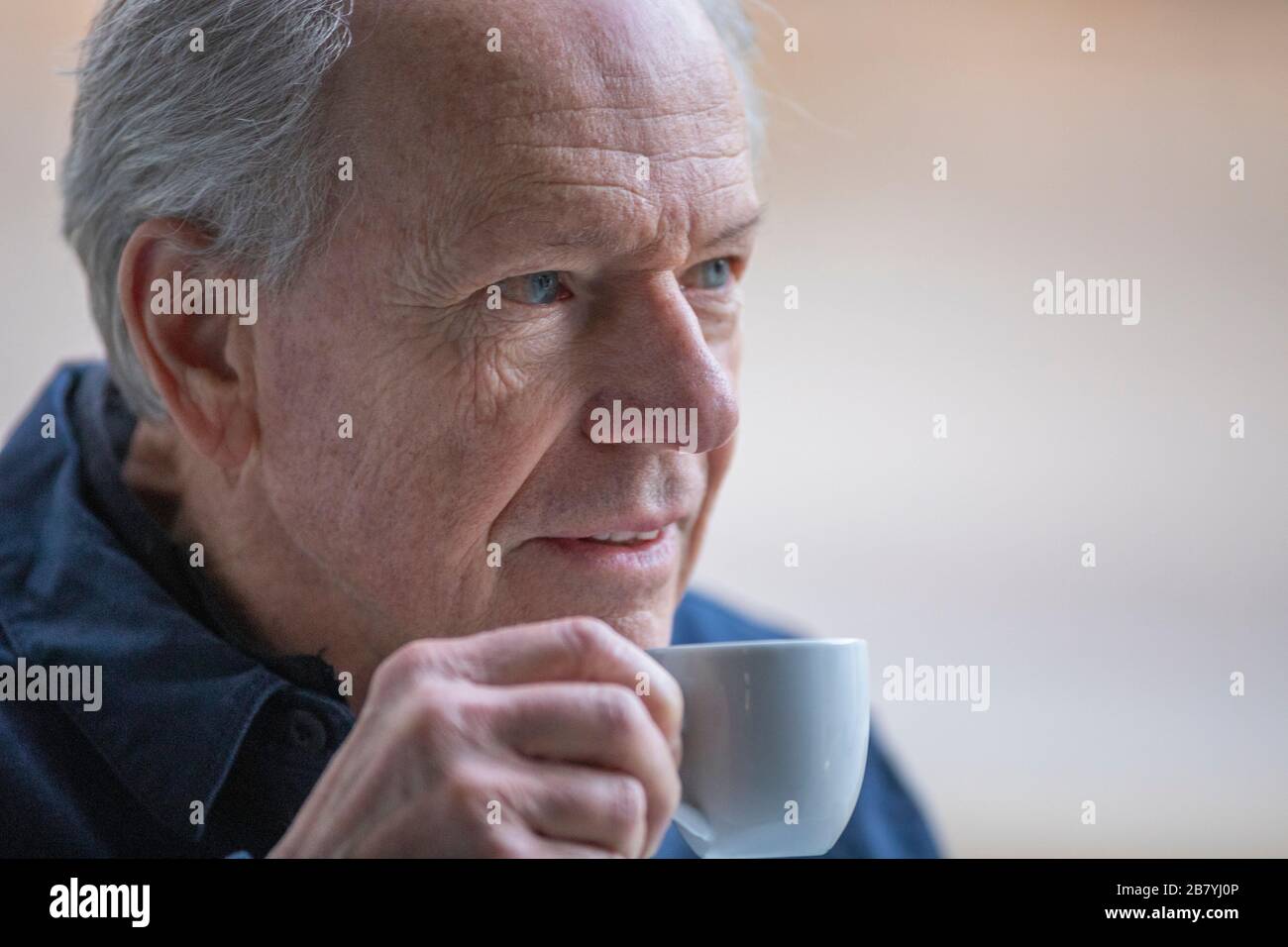 Hombre mayor con taza de café Foto de stock