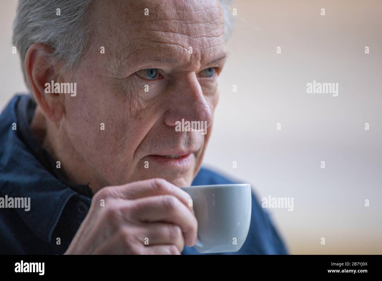 Hombre mayor con taza de café Foto de stock