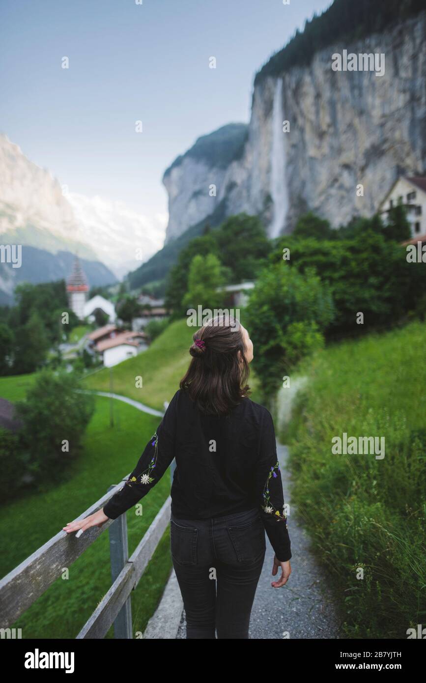 Mujer joven en el camino por la montaña Foto de stock