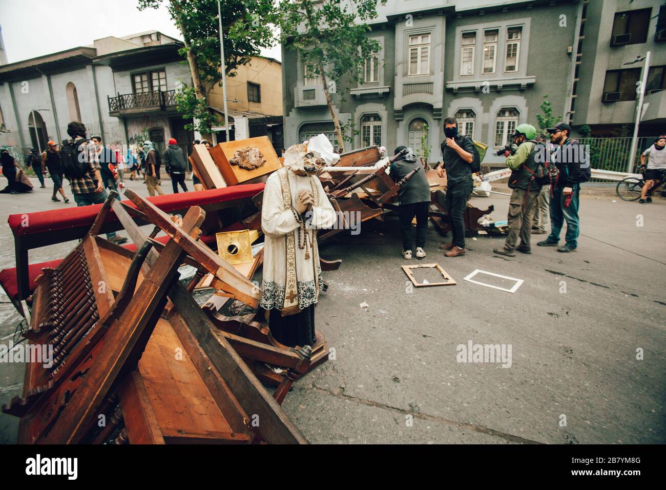 SANTIAGO, CHILE-8 DE NOVIEMBRE de 2019 - Protesters barricaron con muebles  saqueados de la iglesia 'Parroquia de la Asunción' durante las protestas  contra t Fotografía de stock - Alamy