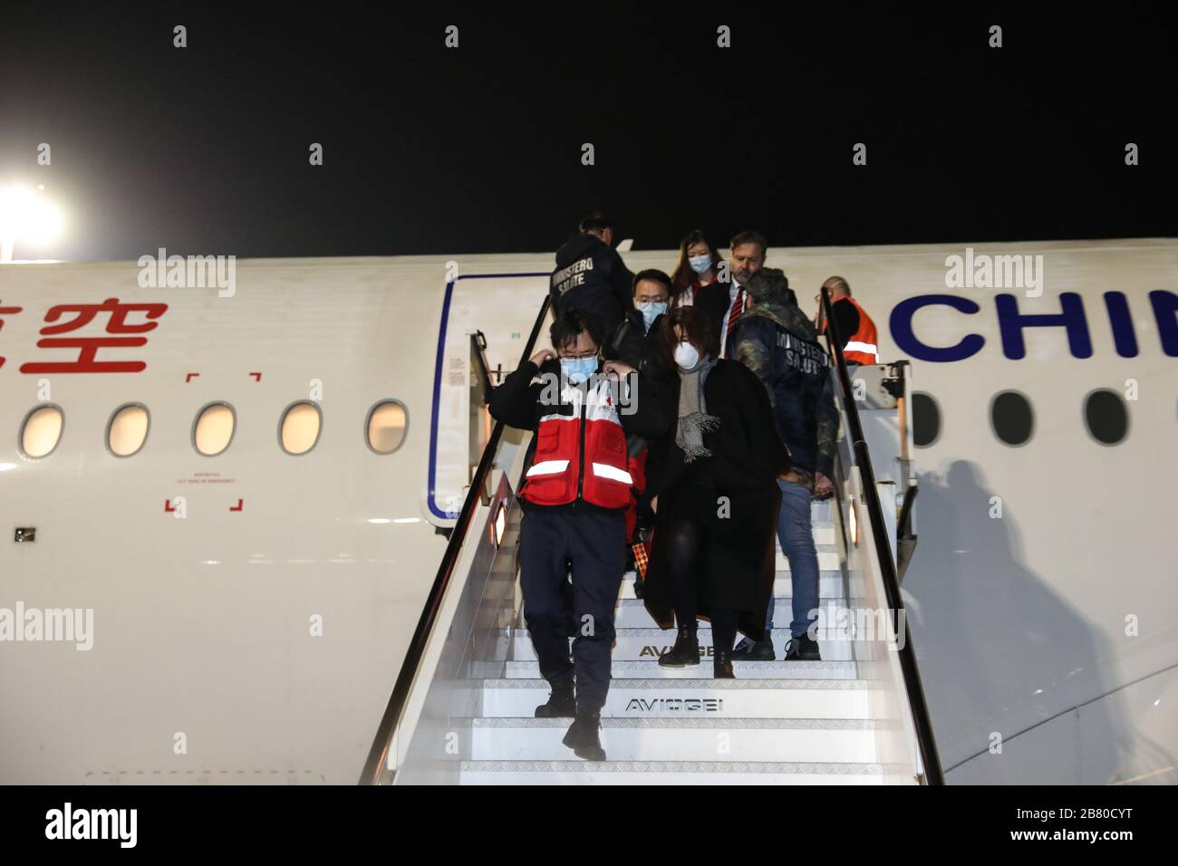 Wuhan, marzo de 12. 19 de marzo de 2020. Los miembros de un equipo de ayuda chino llegan al aeropuerto de Fiumicino en Roma, Italia, el 12 de marzo de 2020. PARA IR CON LOS TITULARES DE XINHUA DEL 19 DE MARZO DE 2020. Crédito: Cheng Tingting/Xinhua/Alamy Live News Foto de stock