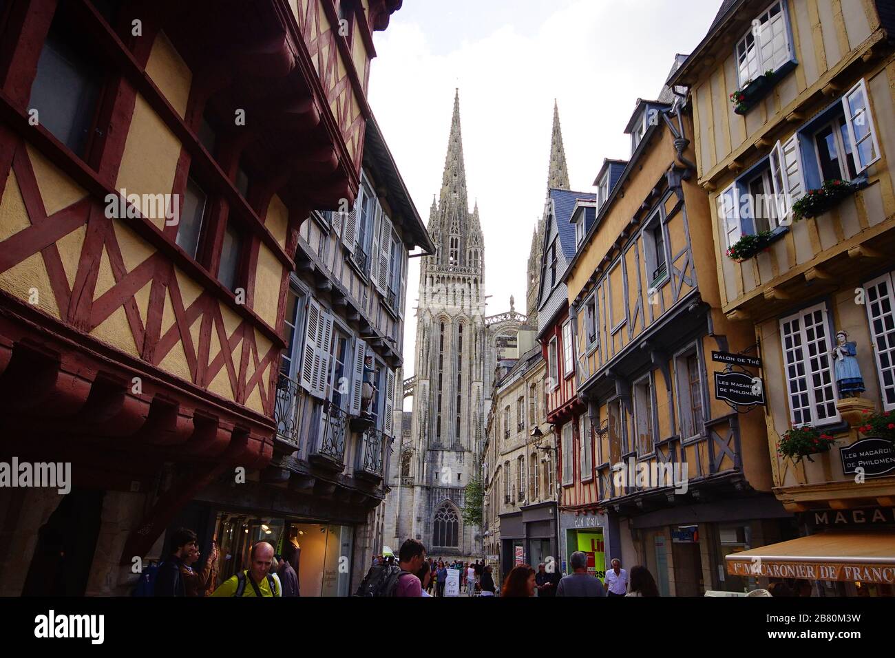 Village Street y la Catedral de Saint Corentin, Quimper, Bretaña, Francia Foto de stock