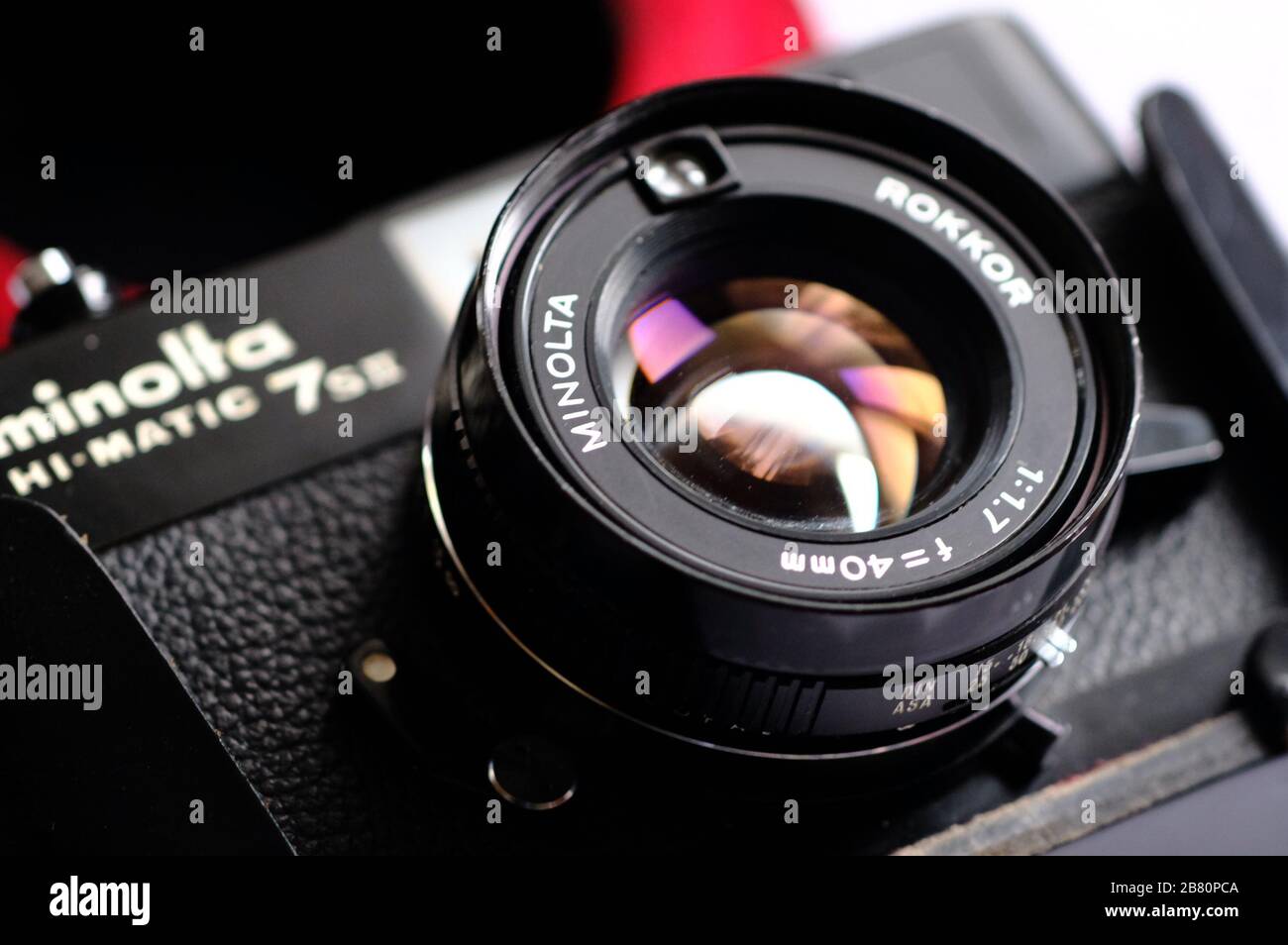 BUCURESTI, RUMANIA - 15 de marzo de 2020: Antigua Minolta Hi-Matic 7s II  negro rangefinder cámara fotográfica y lente y caja Fotografía de stock -  Alamy