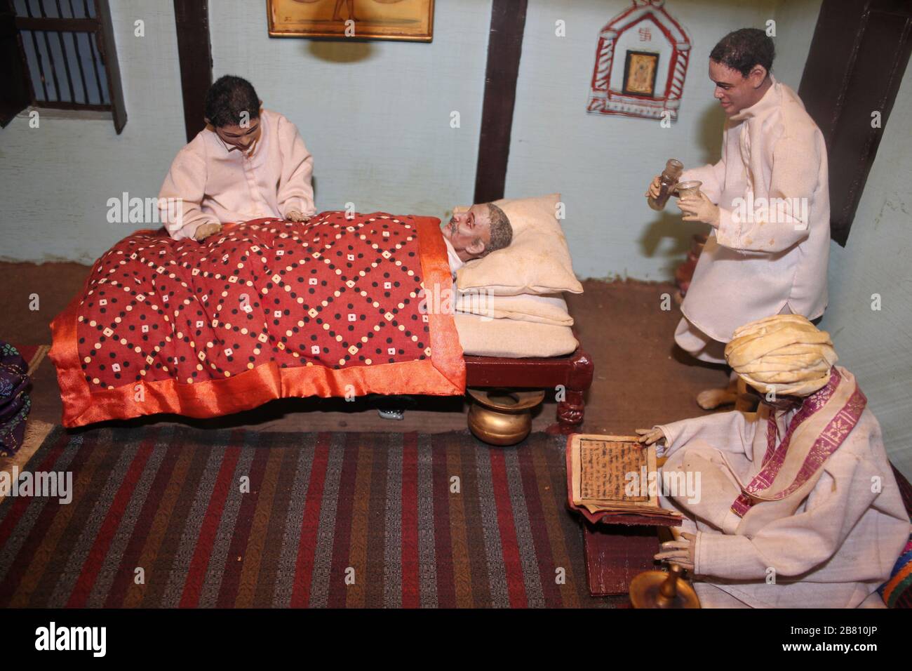 Mohandas (Mahatma) Gandhi amamantando a su padre enfermo donde él también discutió varias religiones Foto de stock