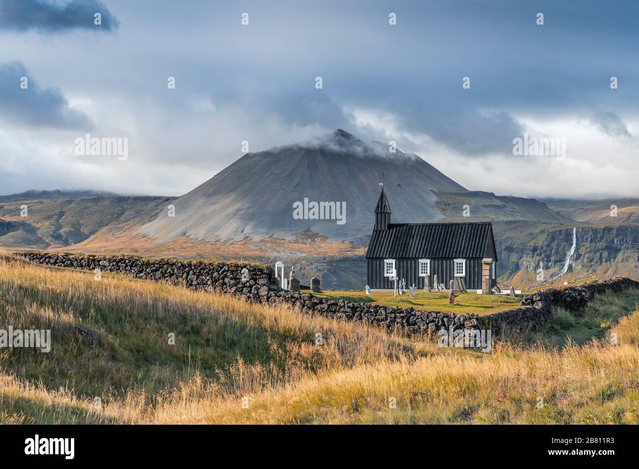 lonesome iglesia negra de Budir en la costa sur de Península de Snaefellsness en el oeste de Islandia Foto de stock