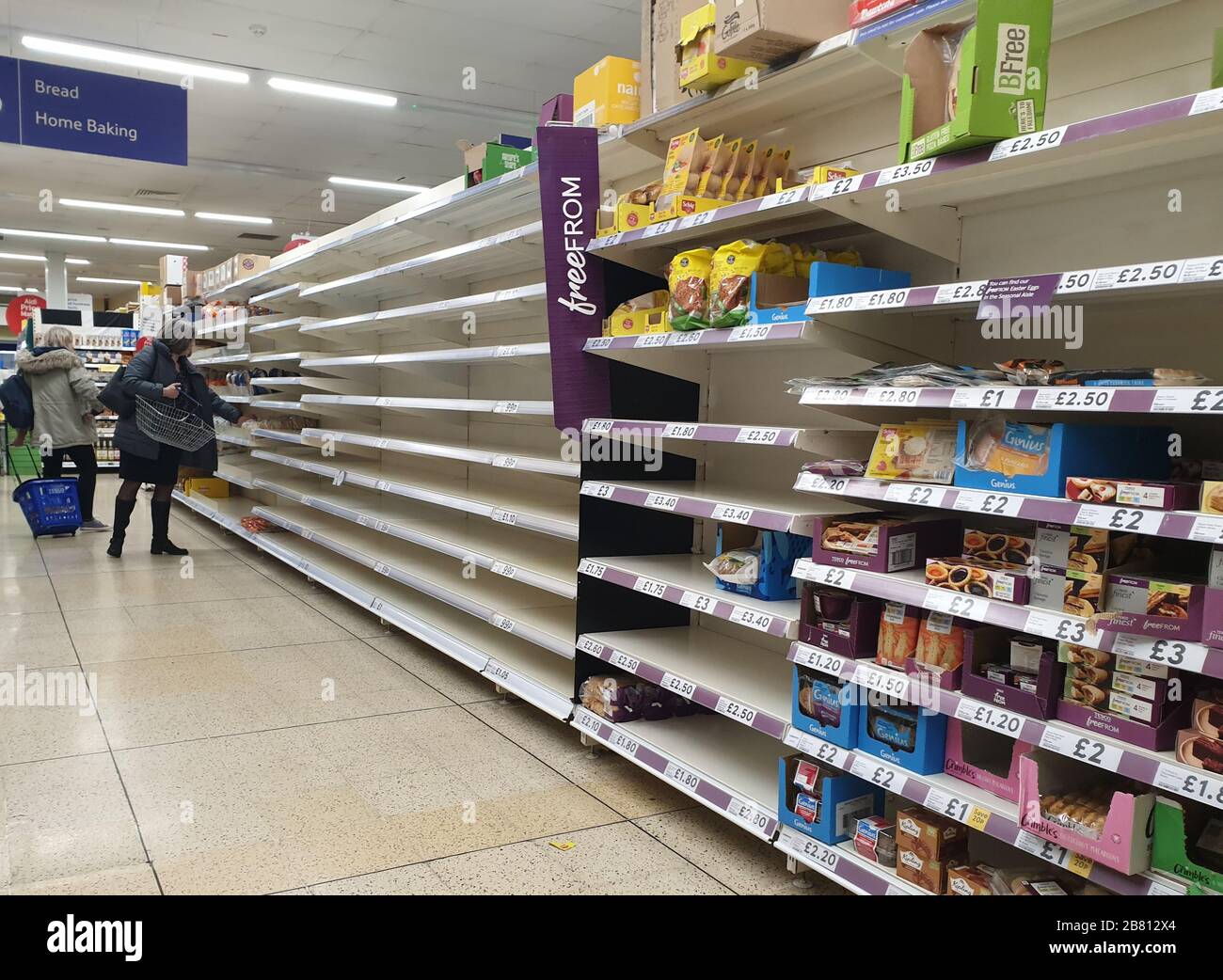 Pasillo vacío del pan en el supermercado del Reino Unido durante el brote de Covid-19 en el Reino Unido. Foto de stock