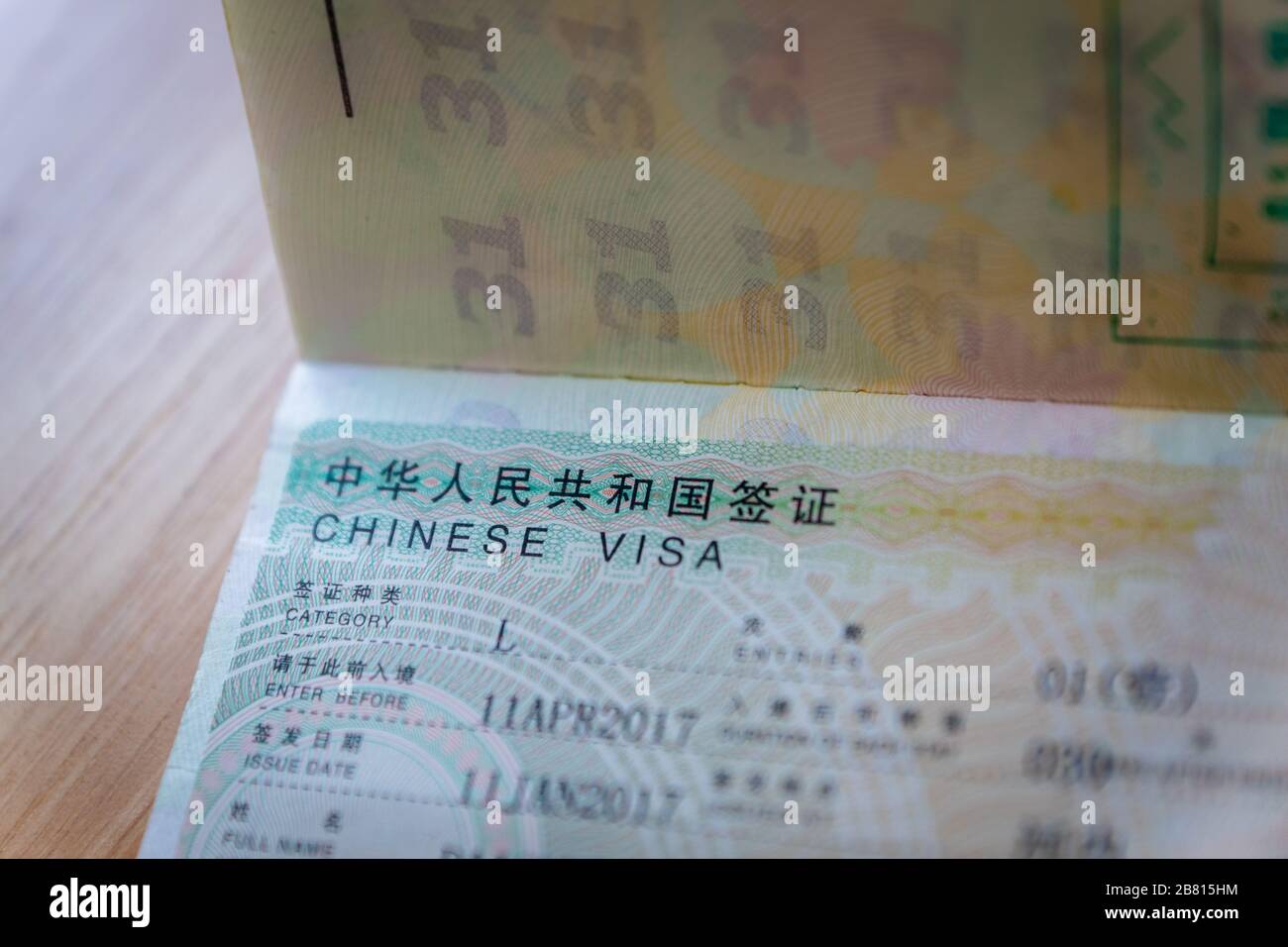Visado chino en pasaporte para los turistas. Fragmento de un visado de entrada chino en un pasaporte internacional – primer plano Foto de stock