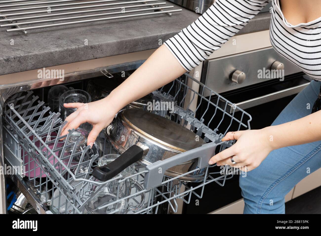 Un lavavajillas es un dispositivo que ahorra tiempo, agua y electricidad y  todos los platos se lavan a fondo Fotografía de stock - Alamy