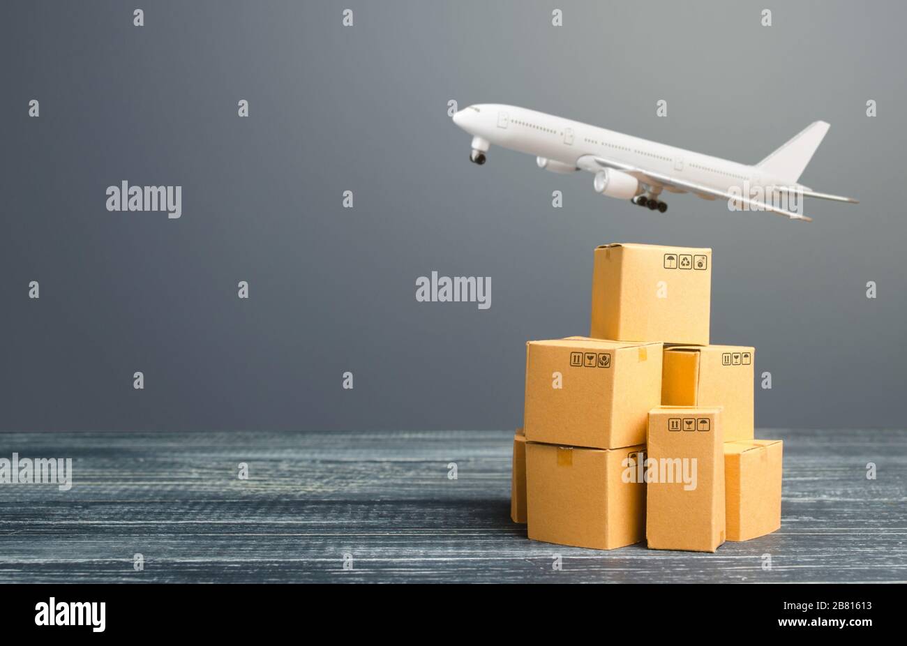 Cajas de cartón y avión de carga. Distribución internacional de bienes